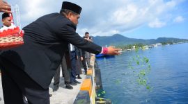 Sekretaris Daerah Ismail Dukomalamo bersama Forkopimda melakukan ziarah makam dan tabur bunga di makam Pahlawan Sultan Nuku. (Istimewa)