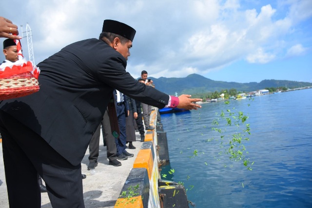 Sekretaris Daerah Ismail Dukomalamo bersama Forkopimda melakukan ziarah makam dan tabur bunga di makam Pahlawan Sultan Nuku. (Istimewa)