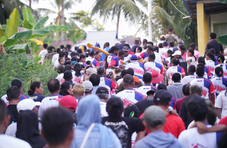Warga Kecamatan Pulau Batang Dua Jemput Kedatangan Paslon Nomor Urut 2, M. Tauhid Soleman dan Nasri Abubakar. (Istimewa)