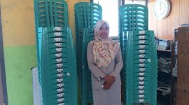 Kepala SD Naskat Bahu WA Ode Nurlela Terima Kursi Bantuan Kepala Dinas Pendidikan Pulau Taliabu Haruna Masuku. (Rakyatmu) 