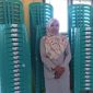 Kepala SD Naskat Bahu WA Ode Nurlela Terima Kursi Bantuan Kepala Dinas Pendidikan Pulau Taliabu Haruna Masuku. (Rakyatmu) 
