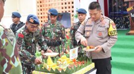 Kapolres Kepulauan Sula AKBP Kodrat Muh Hartanto dan Danki Brimob Kompi 1 Yon C Pelopor, Ipda Eka Putra Dj Melakukan Pemotongan Tumpeng. (Rakyatmu)