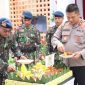 Kapolres Kepulauan Sula AKBP Kodrat Muh Hartanto dan Danki Brimob Kompi 1 Yon C Pelopor, Ipda Eka Putra Dj Melakukan Pemotongan Tumpeng. (Rakyatmu)