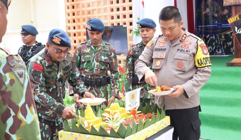 Kapolres Kepulauan Sula AKBP Kodrat Muh Hartanto dan Danki Brimob Kompi 1 Yon C Pelopor, Ipda Eka Putra Dj Melakukan Pemotongan Tumpeng. (Rakyatmu)