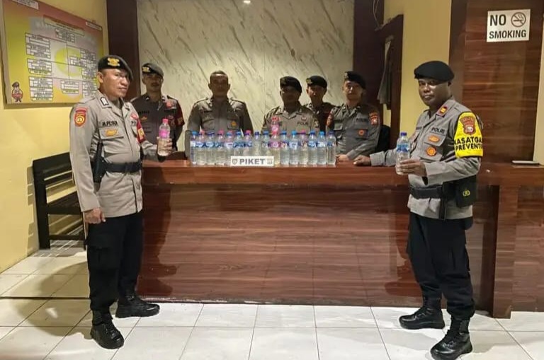 Polisi amankan 34 Botol Miras di Kepulauan Sula.(rakyatmu)