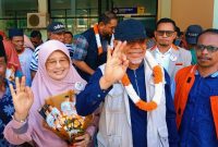 Muhammad Kasuba bersama Istri, Hasan Ali Bassam Kasuba, Izzuddin Alqassam Kasuba di Bandara Emalamo Sanana. (Rakyatmu)
