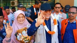 Muhammad Kasuba bersama Istri, Hasan Ali Bassam Kasuba, Izzuddin Alqassam Kasuba di Bandara Emalamo Sanana. (Rakyatmu)