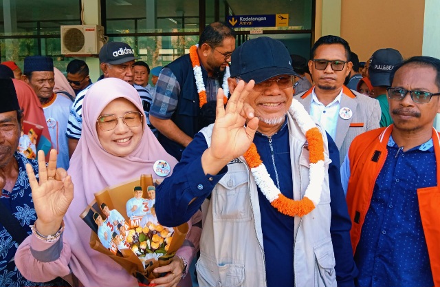 Muhammad Kasuba bersama Istri, Hasan Ali Bassam Kasuba, Izzuddin Alqassam Kasuba di Bandara Emalamo Sanana. (Rakyatmu)