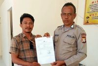 Tim Hukum FAM-SAH Lapor Panwas Desa Kabau Pantai Inisial HM di Polres Kepulauan Sula. (Rakyatmu)