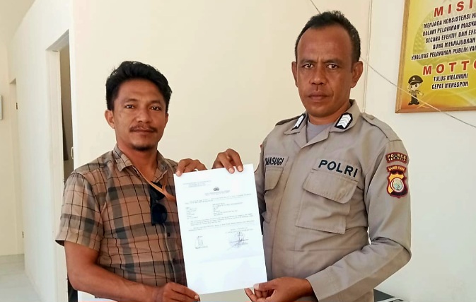 Tim Hukum FAM-SAH Lapor Panwas Desa Kabau Pantai Inisial HM di Polres Kepulauan Sula. (Rakyatmu)
