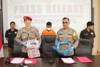 Kasat Narkoba Polres Ternate, Iptu Suherman dan Kasi Humas, AKP Umar Kombang Gelar Konferensi Pers. (Istimewa/Rakyatmu)