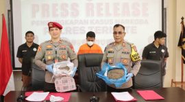 Kasat Narkoba Polres Ternate, Iptu Suherman dan Kasi Humas, AKP Umar Kombang Gelar Konferensi Pers. (Istimewa/Rakyatmu)