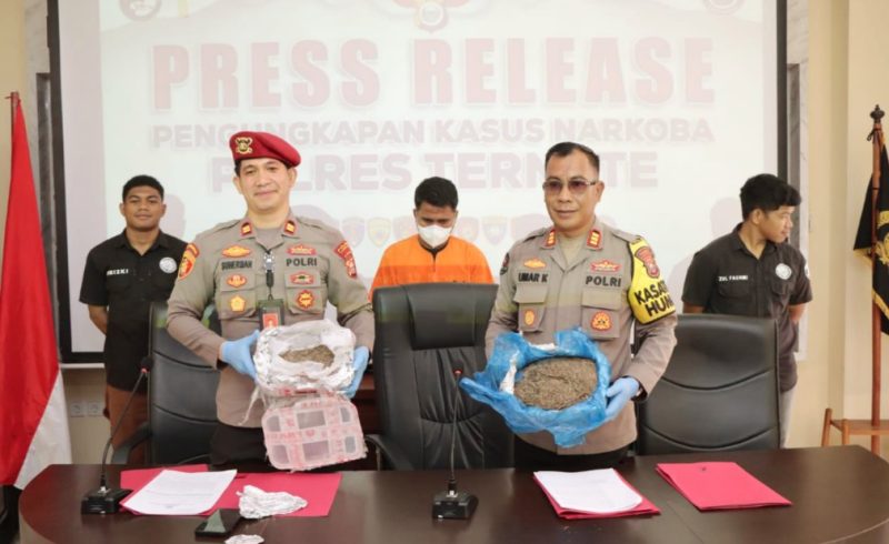 Kasat Narkoba Polres Ternate, Iptu Suherman dan Kasi Humas, AKP Umar Kombang Gelar Konferensi Pers. (Istimewa/Rakyatmu)