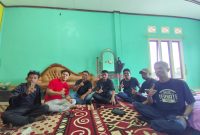 Kuswandi Buamona (ketiga dari kiri) saat pose 1 jari dengan pasangan ISDA. (Istimewa)