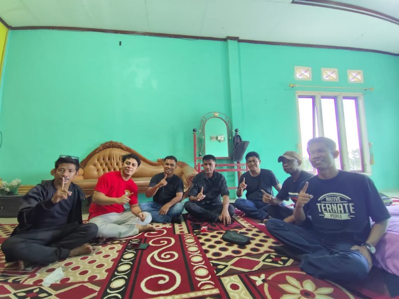 Kuswandi Buamona (ketiga dari kiri) saat pose 1 jari dengan pasangan ISDA. (Istimewa)