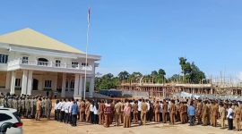 Bupati Pulau Taliabu Aliong Mus Pimpin Apel Gabungan di Halaman Kantor Bupati. (Rakyatmu)