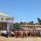 Bupati Pulau Taliabu Aliong Mus Pimpin Apel Gabungan di Halaman Kantor Bupati. (Rakyatmu)