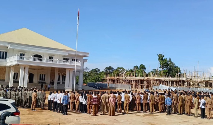 Bupati Pulau Taliabu Aliong Mus Pimpin Apel Gabungan di Halaman Kantor Bupati. (Rakyatmu)