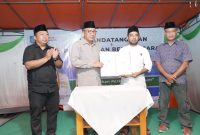 Penyerahan berita acara dan serah terima aset lahan kubur dari pemerintah ke masyarakat kelurahan fitu. (Istimewa)