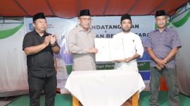 Penyerahan berita acara dan serah terima aset lahan kubur dari pemerintah ke masyarakat kelurahan fitu. (Istimewa)