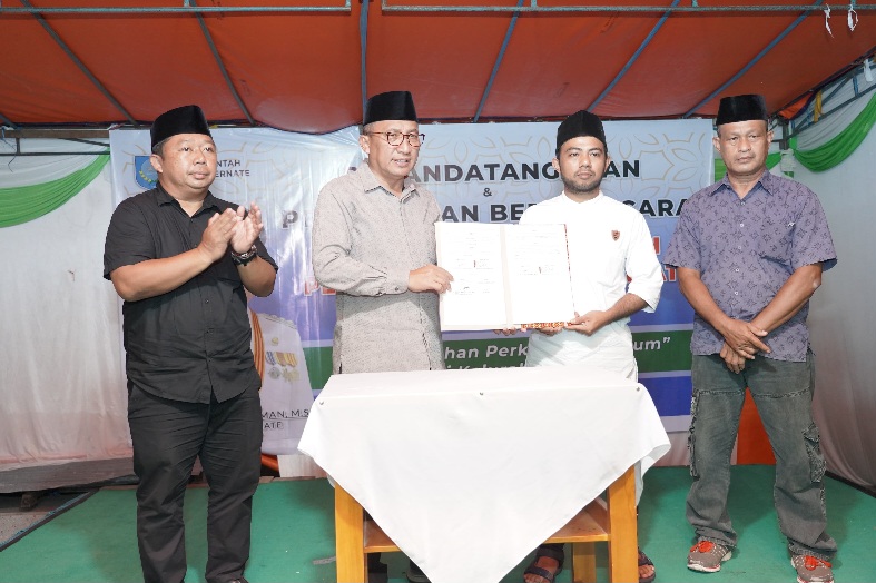 Penyerahan berita acara dan serah terima aset lahan kubur dari pemerintah ke masyarakat kelurahan fitu. (Istimewa)
