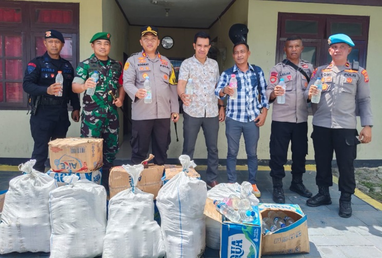 Minuman Keras yang Diamankan Polisi dan Anggota TNI. (Rakyatmu)