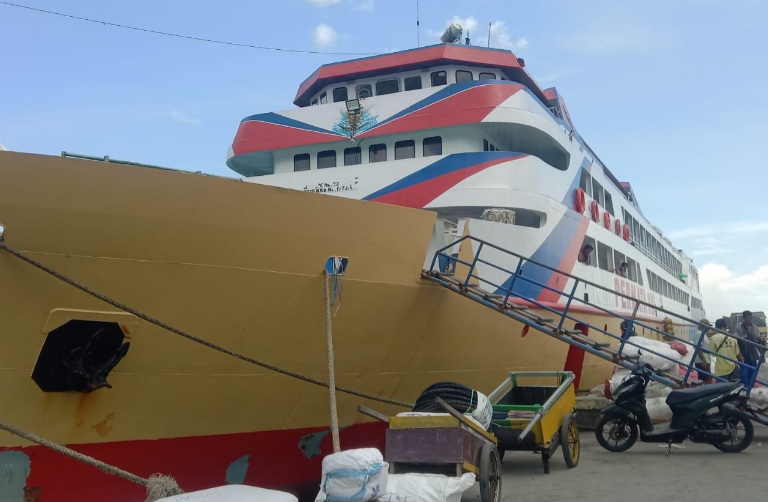 KM Permata Obi di Pelabuhan Sanana. (Rakyatmu)