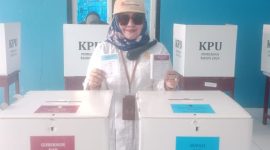 Ketua Bawaslu Provinsi Maluku Utara Masita Nawawi Gani saat Salurkan Hak Pilih di TPS 02 Desa Were dan Awasi Proses Pencoblosan. (Rakyatmu)