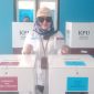 Ketua Bawaslu Provinsi Maluku Utara Masita Nawawi Gani saat Salurkan Hak Pilih di TPS 02 Desa Were dan Awasi Proses Pencoblosan. (Rakyatmu)