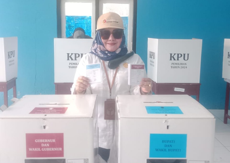 Ketua Bawaslu Provinsi Maluku Utara Masita Nawawi Gani saat Salurkan Hak Pilih di TPS 02 Desa Were dan Awasi Proses Pencoblosan. (Rakyatmu)