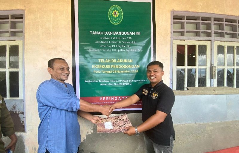 Panitera Pengadilan Negeri Sanana Fahrudin Pora Serahkan Berkas Berita acara Eksekusi Pengosongan Rumah ke Panasehat Hukum Penggugat Kuswandi Buamona (kaos hitam). (Rakyatmu)