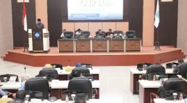 Pjs. Wali Kota Ternate Tahmid Wahab Menyampaikan RAPBD Tahun 2025 dalam Sidang Paripurna di Gedung DPRD. (Istimewa) 