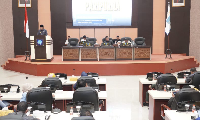 Pjs. Wali Kota Ternate Tahmid Wahab Menyampaikan RAPBD Tahun 2025 dalam Sidang Paripurna di Gedung DPRD. (Istimewa) 