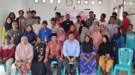 Anggota DPRD Kabupaten Pulau Taliabu Budiman L. Mayabubun Bersama Warga Nggele dan Onemay saat Reses. (Rakyatmu)