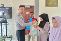 Kepala Lapas Kelas IIB Sanana, Ardian Alamsyah Memberikan Bantuan Sosial kepada Keluarga Warga Binaan Pemasyarakatan. (Rakyatmu)