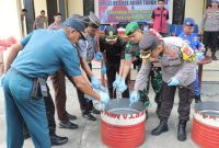 Foto Pemusnahan Minuman Keras di Halaman Kantor Polres Kepulauan Sula. (Rakyatmu)