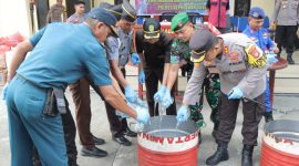 Foto Pemusnahan Minuman Keras di Halaman Kantor Polres Kepulauan Sula. (Rakyatmu)