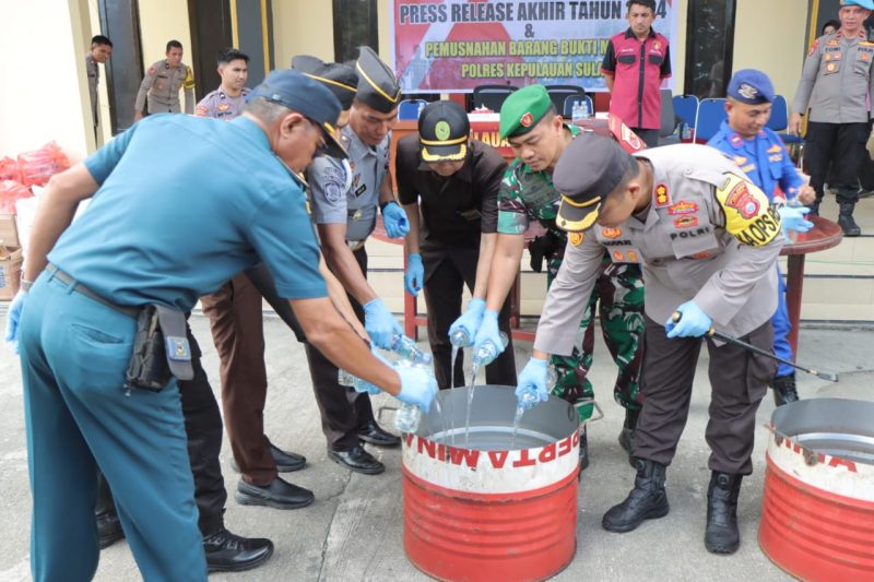 Foto Pemusnahan Minuman Keras di Halaman Kantor Polres Kepulauan Sula. (Rakyatmu)