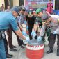 Foto Pemusnahan Minuman Keras di Halaman Kantor Polres Kepulauan Sula. (Rakyatmu)