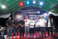 Sekretaris Daerah Kota Ternate Rizal Marsaoly saat Penyerahan Hadiah di Festival Band Kampung Makassar Timur. (Istimewa_Rakyatmu)