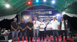 Sekretaris Daerah Kota Ternate Rizal Marsaoly saat Penyerahan Hadiah di Festival Band Kampung Makassar Timur. (Istimewa_Rakyatmu)