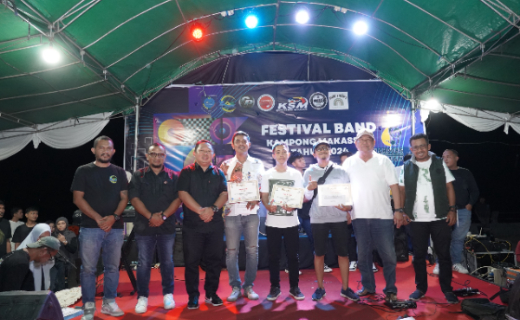 Sekretaris Daerah Kota Ternate Rizal Marsaoly saat Penyerahan Hadiah di Festival Band Kampung Makassar Timur. (Istimewa_Rakyatmu)