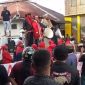 Foto: Zulkifli Marsaoly mengenakan pakaian sadaria warna crame disertai tuala talam saat menggelar aksi demonstrasi di depan Kantor KPU Maluku Utara. (Istimewa)