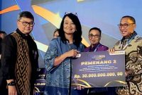Wamen PU Diana Kusumawati Serahkan Penghargaan kepada Wali Kota Ternate, M. Tauhid Soleman. (Istimewa/Rakyatmu)