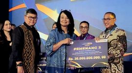 Wamen PU Diana Kusumawati Serahkan Penghargaan kepada Wali Kota Ternate, M. Tauhid Soleman. (Istimewa/Rakyatmu)