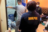 Tim Kedokteran dan Kesehatan Polda Maluku Utara saat membawa korban ke RSUD Chasan Boesoirie Ternate. (Istimewa)