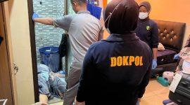 Tim Kedokteran dan Kesehatan Polda Maluku Utara saat membawa korban ke RSUD Chasan Boesoirie Ternate. (Istimewa)