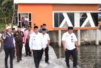 Wali Kota Ternate M. Tauhid Soleman didampingi Sekda Rizal Marsaoly dan Kepala Dinas PUPR Rus'an M Nur Taib di Pelabuhan Hiri usai peresmian. (Humas for Rakyatmu)