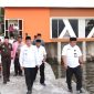 Wali Kota Ternate M. Tauhid Soleman didampingi Sekda Rizal Marsaoly dan Kepala Dinas PUPR Rus'an M Nur Taib di Pelabuhan Hiri usai peresmian. (Humas for Rakyatmu)