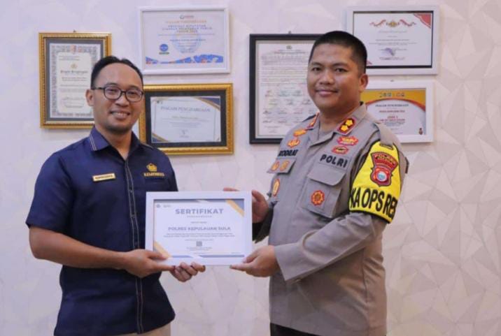 Kepala Kantor Pajak Sanana, Burhanuddin dan Kapolres Kepulauan Sula AKBP Kodrat Muh Hartanto. (Rakyatmu)